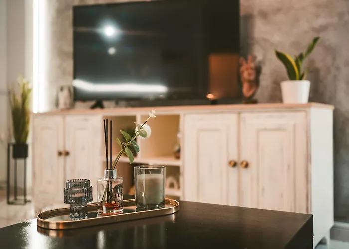 Unique Central * Larissa